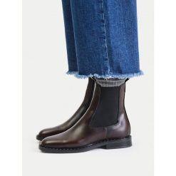 Sztyblety GINO ROSSI. Czerwone botki Gino Rossi, bez wzorów, bez obcasa, na płaskiej podeszwie, bez zapięcia. Za 299.99 zł.