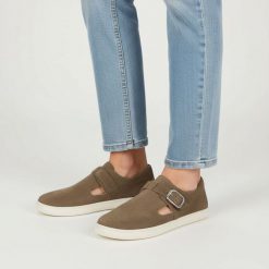 Półbuty damskie barefoot Armodo, skórzana cholewka naturalna niska wsuwana forma z regulowanym paskiem i metalową klamrą wycięcia po bokach lekka pła. Brązowe półbuty wsuwane Armodo, bez wzorów, bez obcasa, na płaskiej podeszwie. Za 359.00 zł.