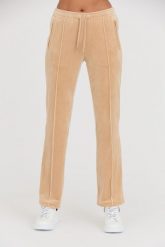 JUICY COUTURE Beżowe spodnie dresowe Tina Track Pants. Brązowe spodnie dresowe Juicy Couture, bez wzorów, z dresówki. W wyprzedaży za 258.99 zł.