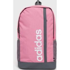 Adidas plecak kolor różowy duży z nadrukiem. Czerwone plecaki adidas, bez wzorów, z materiału, do ręki, z nadrukiem, bez dodatków. W wyprzedaży za 99.99 zł.
