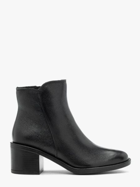 Czarne botki na słupku. Czarne botki Ryłko, z aplikacjami, ze skóry, klasyczne, z okrągłym noskiem, za kostkę, bez obcasa, na słupku, bez zapięcia. Za 399.99 zł.