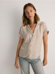 Koszula z dodatkiem wiskozy - oliwkowy. Zielone koszule Reserved, l, bez wzorów, z tkaniny, bez kołnierzyka, bez ramiączek. W wyprzedaży za 39.99 zł.