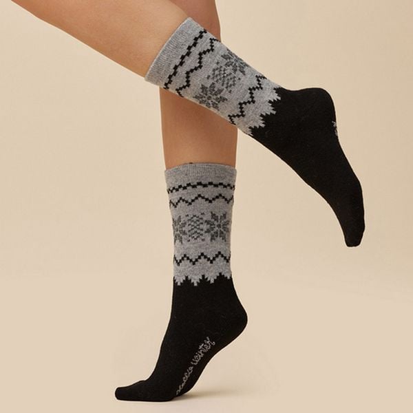 Wełniane skarpetki damskie Gabriella 1211 wzór skandynawski. Czarne skarpetki Gabriella, bez wzorów, z bawełny. Za 37.90 zł.
