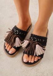 Czarne Klapki VICES na Płaskiej Podeszwie w Stylu Boho z Frędzlami Averathla. Czarne klapki Renee, z aplikacjami, z denimu, boho, bez obcasa, na płaskiej podeszwie, bez zapięcia. Za 119.99 zł.