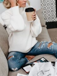 LA Angels Sweter w kolorze białym rozmiar: M. Białe swetry LA Angels, m, bez wzorów, bez ramiączek. Za 152.99 zł.