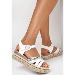 Białe Sandały Meepey. Białe sandały Born2be, z aplikacjami, ze skóry, eleganckie, bez obcasa, na koturnie, bez zapięcia. W wyprzedaży za 77.99 zł.