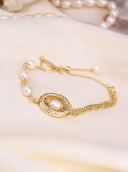 L'Atelier de Gaia Pozłacana bransoletka z perłami rozmiar: onesize. Białe bransoletki L'Atelier de Gaia, z perłą, pozłacane. Za 98.45 zł.