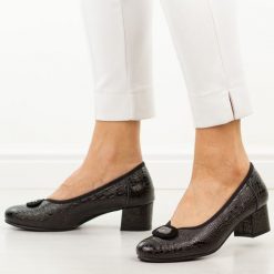 Czarne skórzane czółenka damskie Potocki 19488. Czarne czółenka POTOCKI, na jesień, bez wzorów, ze skóry, eleganckie, z okrągłym noskiem, bez obcasa, na obcasie, bez zapięcia. W wyprzedaży za 192.72 zł.