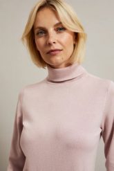 Gładki sweter z golfem różowy. Czerwone swetry MOODO, m, bez wzorów, z poliamidu, bez ramiączek. W wyprzedaży za 49.99 zł.