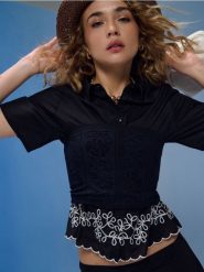 Bawełniana koszula z haftowanym wykończeniem dołu - czarny. Czarne koszule Sinsay, l, bez wzorów, z bawełny, bez kołnierzyka, bez ramiączek. Za 49.99 zł.