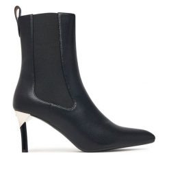 Botki Armani Exchange. Czarne botki Armani Exchange, bez wzorów, bez obcasa, na szpilce, bez zapięcia. Za 979.99 zł.