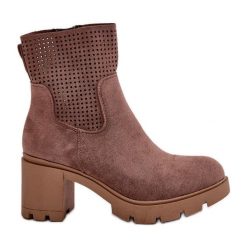 Jezzi Botki Damskie Na Słupku Zapinane Na Zamek Eko Zamszowe Brązowe Rashmi. Brązowe botki bez wzorów, z zamszu, bez obcasa, na obcasie, bez zapięcia. Za 275.62 zł.