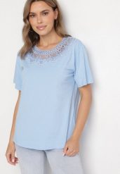 Jasnoniebieski T-shirt Oversize z Ozdobną Koronką i Perłami Elanoriel. Niebieskie t-shirty Born2be, l, bez wzorów, z koronki, klasyczne, bez kołnierzyka, bez ramiączek. Za 69.99 zł.