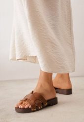 Brązowe Klapki na Grubej Podeszwie z Imitacji Drewna z Cholewką z Nitami Crason. Brązowe klapki Renee, bez wzorów, z jeansu, boho, bez obcasa, na płaskiej podeszwie, bez zapięcia. Za 69.99 zł.