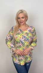 Elegancka bluzka w odcieniach żółtego PLUS SIZE XXL. Żółte bluzki Nasi partnerzy, plus size, bez wzorów, z poliesteru, eleganckie, bez kołnierzyka, plus size, bez ramiączek. Za 199.90 zł.
