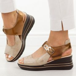 Skórzane cooper sandały damskie na koturnie M.Daszyński 25144-1. Brązowe sandały M.Daszyński, bez wzorów, ze skóry, casualowe, bez obcasa, na koturnie, bez zapięcia. Za 219.00 zł.