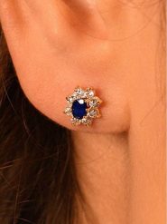 L instant d Or Złote kolczyki-wkrętki "Margherite saphir" z cyrkoniami i szafirami rozmiar: onesize. Niebieskie kolczyki L instant d Or, z cyrkonią, złote. Za 387.24 zł.