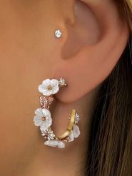 Les Petites Précieuses Pozłacane kolczyki-kreole z perłą i cyrkoniami rozmiar: onesize. Białe kolczyki Les Petites Précieuses, z cyrkonią, pozłacane. Za 304.99 zł.