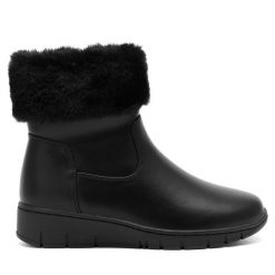 Botki Clara Barson. Czarne botki Clara Barson, bez wzorów, bez obcasa, na płaskiej podeszwie, bez zapięcia. Za 84.99 zł.