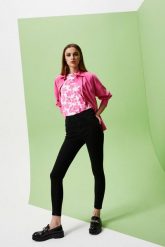 Jeansy push up z wysokim stanem czarne. Czarne jeansy MOODO, xs, bez wzorów, z bawełny, z podwyższonym stanem, długie. W wyprzedaży za 38.99 zł.