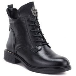 Botki damskie ocieplane z ozdobą czarne eVento 24BT02-7976. Czarne botki eVento, z aplikacjami, ze skóry ekologicznej, eleganckie, bez obcasa, bez zapięcia. Za 159.99 zł.