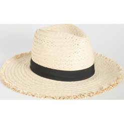 Pleciony kapelusz z tasiemką - Kremowy. Białe kapelusze marki Sinsay, bez wzorów. Za 24.99 zł.