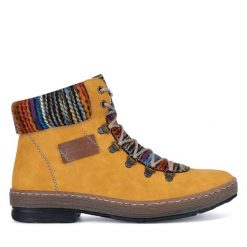 Trzewiki Rieker. Żółte botki Rieker, bez wzorów, bez obcasa, na płaskiej podeszwie, bez zapięcia. Za 259.99 zł.