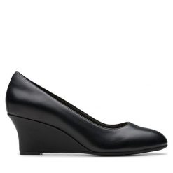 Półbuty Clarks. Czarne półbuty wsuwane Clarks, bez wzorów, bez obcasa, na koturnie. Za 259.99 zł.