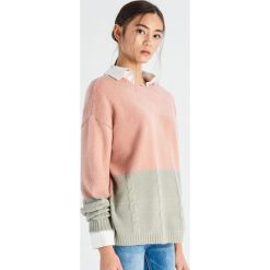 Sweter w bloki kolorów - Różowy. Swetry marki Sinsay. Za 39.99 zł.