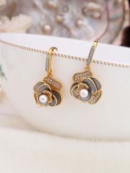 Pierres de Jade Pozłacane kolczyki z perłami rozmiar: onesize. Szare kolczyki Pierres de Jade, z cyrkonią, pozłacane. Za 43.99 zł.