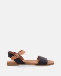 KLASYCZNE SANDAŁY W KOLORZE CZARNYM 166M3 BLACK-COCO. Czarne sandały Venezia, bez wzorów, ze skóry, klasyczne, bez obcasa, bez zapięcia. Za 239.00 zł.
