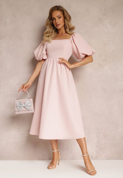 Różowa Midi Sukienka o Rozkloszowanym Fasonie z Kwadratowym Dekoltem i Bufiastymi Rękawami Briakke. Czerwone sukienki Renee, l, bez wzorów, bez kołnierzyka, bez ramiączek, midi, rozkloszowane. Za 119.99 zł.