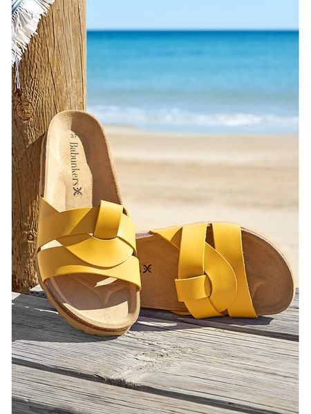 BABUNKERS Family Skórzane klapki w kolorze żółtym rozmiar: 37. Żółte klapki BABUNKERS Family, bez wzorów, klasyczne, z otwartym noskiem, bez obcasa, bez zapięcia. Za 144.58 zł.