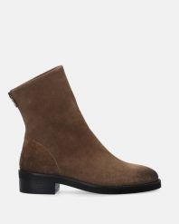 ZAMSZOWE BOTKI W KOLORZE BRĄZOWYM G004SUBROBB053. Brązowe botki Venezia, bez wzorów, ze skóry, bez obcasa, bez zapięcia. Za 399.00 zł.