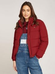 TOMMY JEANS Kurtka zimowa w kolorze czerwonym rozmiar: L. Czerwone kurtki Tommy Jeans, na zimę, l, bez wzorów, z jeansu, bez kaptura. Za 390.92 zł.