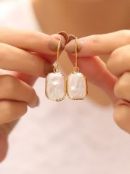 L'Atelier de Gaia Pozłacane kolczyki-kreole z perłami rozmiar: onesize. Białe kolczyki L'Atelier de Gaia, z perłą, pozłacane. Za 79.21 zł.