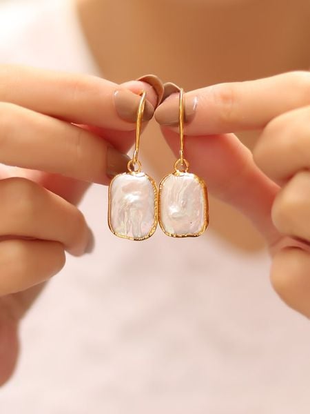 L'Atelier de Gaia Pozłacane kolczyki-kreole z perłami rozmiar: onesize. Białe kolczyki L'Atelier de Gaia, z perłą, pozłacane. Za 79.21 zł.