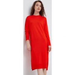United Colors of Benetton sukienka kolor czerwony midi prosta. Czerwone sukienki United Colors Of Benetton, na co dzień, m, bez wzorów, z dzianiny, bez kołnierzyka, bez ramiączek, maxi, proste. W wyprzedaży za 269.99 zł.