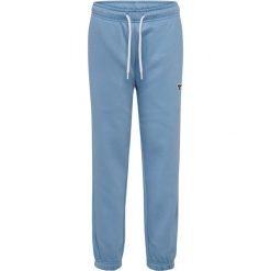 Spodnie dresowe dla dzieci Hummel BEE. Niebieskie szorty Hummel, bez wzorów, z dresówki, sportowe. Za 217.00 zł.