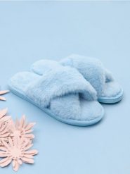Kapcie - błękitny. Niebieskie kapcie Sinsay, bez wzorów, z futra. W wyprzedaży za 13.99 zł.