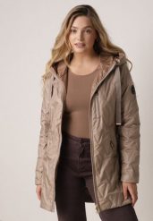 Brązowa Pikowana Kurtka Przejściowa Parka z Kapturem o Długim Kroju z Ozdobą Isaline. Brązowe płaszcze Born2be, l, z aplikacjami, z dresówki, klasyczne, z kapturem. Za 149.99 zł.