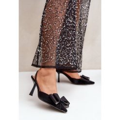 Materiałowe Szpilki Z Kokardą Czarne. Czarne szpilki bez wzorów, z materiału, eleganckie, ze szpiczastym noskiem, bez obcasa, na obcasie, bez zapięcia. Za 187.53 zł.