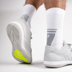 Skarpety sportowe Mid. Białe skarpetki KIPSTA, bez wzorów, z bawełny. Za 29.99 zł.
