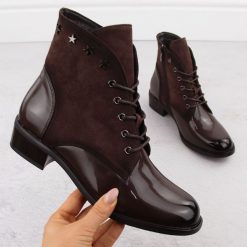 Botki damskie lakierowane z nitami brązowe Sabatina DM24-25P. Brązowe botki Sabatina, bez wzorów, z lakierowanej skóry, bez obcasa, bez zapięcia. Za 137.99 zł.