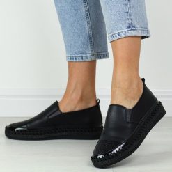 Czarne skórzane półbuty damskie S.Barski 370. Czarne półbuty wsuwane S.BARSKI, na jesień, bez wzorów, ze skóry, klasyczne, bez obcasa. Za 229.00 zł.