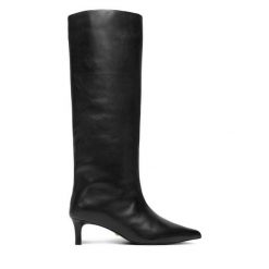 Kozaki GINO ROSSI. Czarne kozaki Gino Rossi, bez wzorów, bez obcasa, na szpilce, bez zapięcia. Za 599.99 zł.