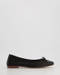 BALERINY Z KOKARDKĄ 22205 BLACK. Czarne baleriny Venezia, bez wzorów, ze skóry, bez obcasa, bez zapięcia. Za 199.00 zł.