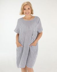 BAWEŁNIANA SUKIENKA W PASKI. Sukienki Unisono, l, bez wzorów, z bawełny, bez kołnierzyka, bez ramiączek, mini. Za 149.00 zł.