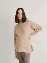 Gładki sweter - kremowy. Białe swetry Reserved, l, bez wzorów, z dzianiny, bez ramiączek. W wyprzedaży za 119.99 zł.