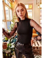 Olalook Bluzka w kolorze czarnym rozmiar: L. Czarne bluzki Olalook, l, bez wzorów, z tiulu, bez kołnierzyka, bez ramiączek. Za 65.38 zł.